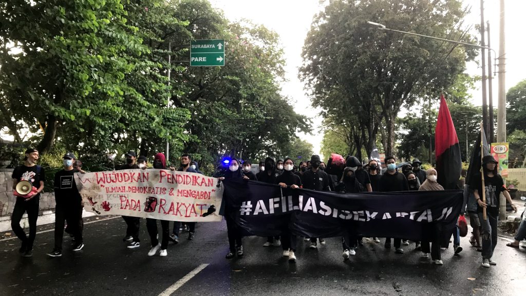 Massa asi denag melakukan long march.