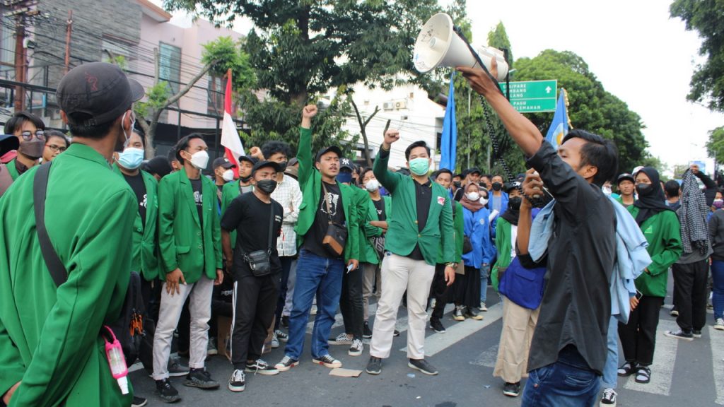 Massa aksi sedang melakukan orasi. (Foto: Thariq)