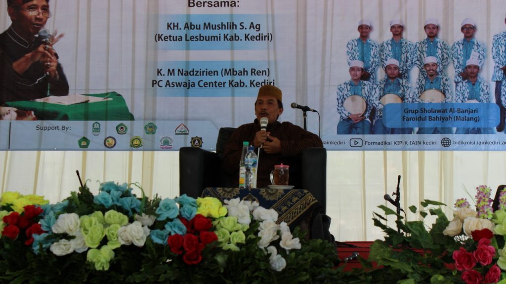 Penceramah sedang memberikan tausyiah.