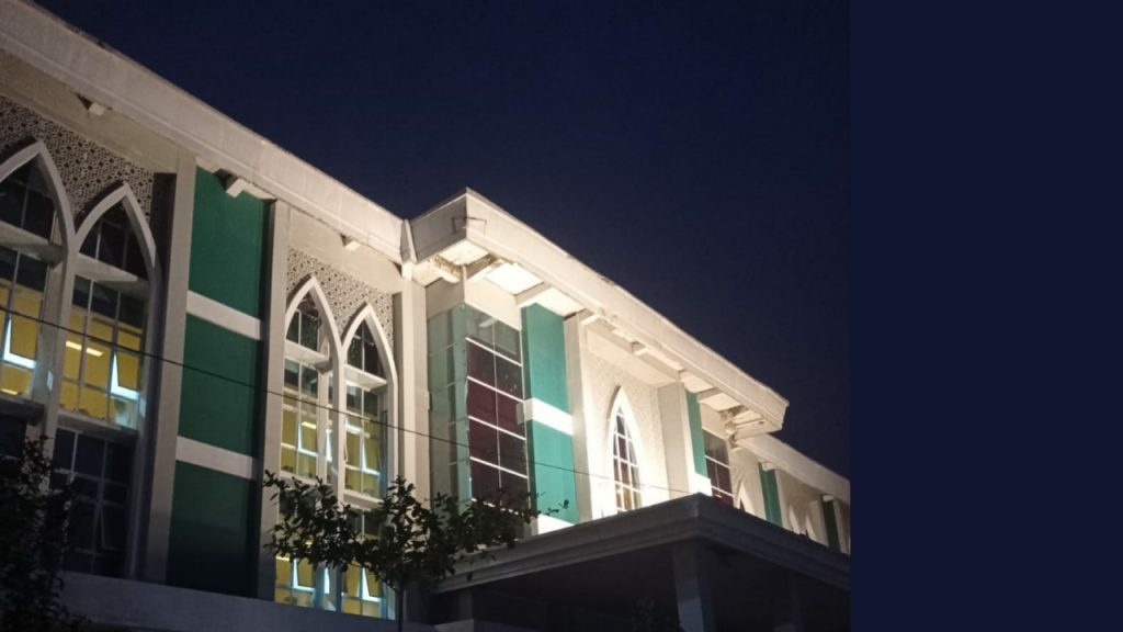 Gedung Kampus 4 IAIN Kediri malam hari.