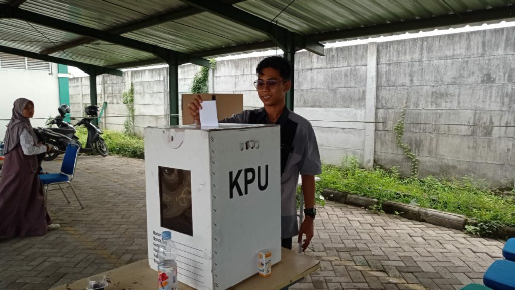 Calon Ketua DEMA Institut terlihat sedang memberikan suaranya di Tempat Pemungutan Suara (TPS) (Foto: Dokumentasi KPUM)