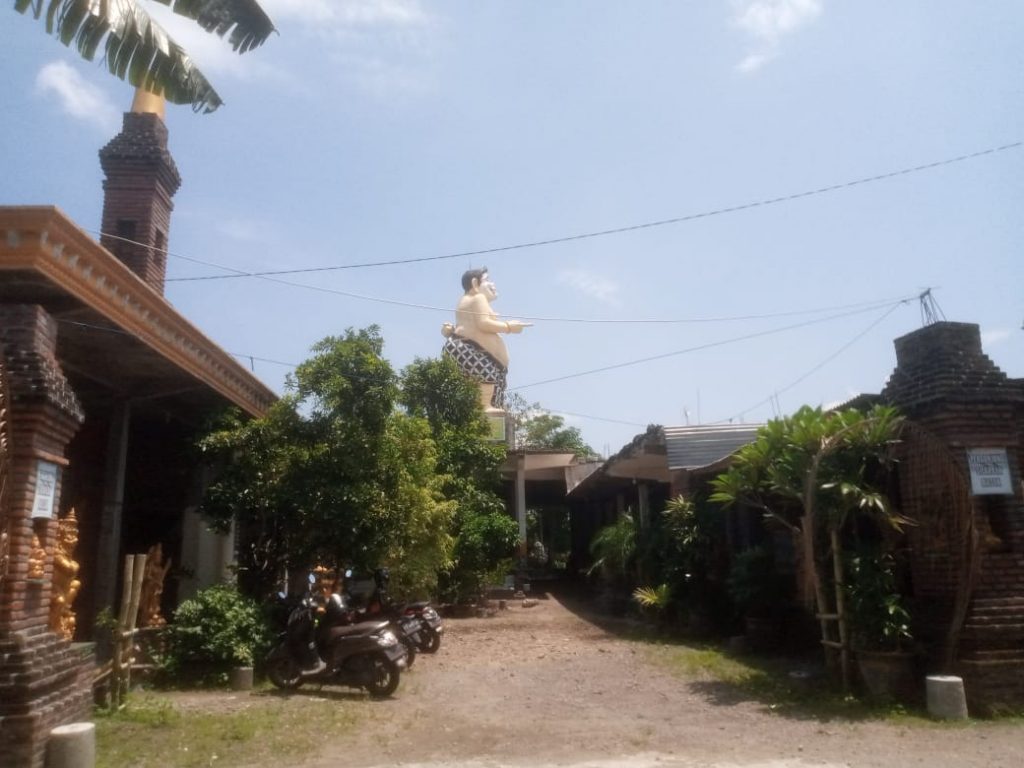 Patung Semar terlihat berdiri di atas bangunan padepokan Garuda Nusantara. (Foto: Dedikasi)