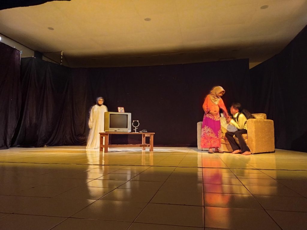 Penampilan Teater Kanda saat membawakan naskah Inayah. (foto: Lela)