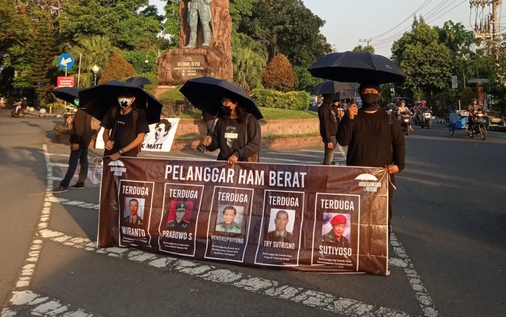 Tampak suasana aksi saat sore hari. (Foto: Dedikasi)