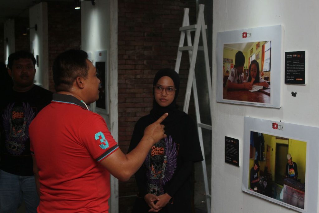 Kunjungan Warek III saat pameran (Foto : UKM Foster)