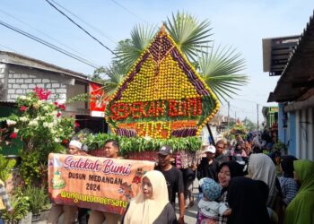 Tradisi sedekah bumi di dusun medangan gresik