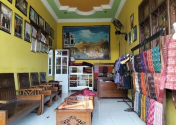 rumah usaha kain tenun "medali mas"