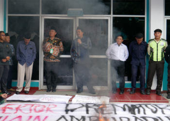 Demonstrasi Mahasiswa IAIN Kediri (Foto: Dedikasi)