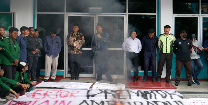 Demonstrasi Mahasiswa IAIN Kediri (Foto: Dedikasi)