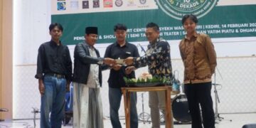 Prosesi potong tumpeng dalam peringatan satu dekade Gerombolan Vespa Kediri di Gedung Sport Center UIN Syekh Wasil Kediri.