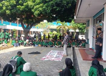 Sumber: Suasana Demonstrasi Aliansi Mahasiswa UIN Kediri bersama pihak rektorat di lingkungan kampus