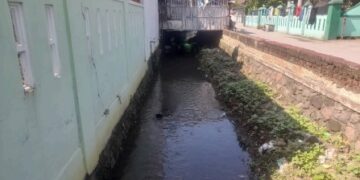 Sekilas tampak jernih, aliran Sungai Cikijing di RW 12 Babakan Jawa, Desa Bojongloa, menyimpan jejak perubahan yang masih dirasakan warga hingga kini.” (Foto: Muhamad Seha)