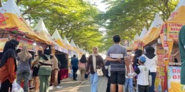 Foto by Salsabila : Suasana Car Free Day (CFD) Kediri dipadati pengunjung yang berburu kuliner dan menikmati waktu akhir pekan bersama keluarga maupun teman. CFD menjadi salah satu ruang publik favorit masyarakat untuk rekreasi sekaligus menggerakkan ekonomi pedagang kecil.