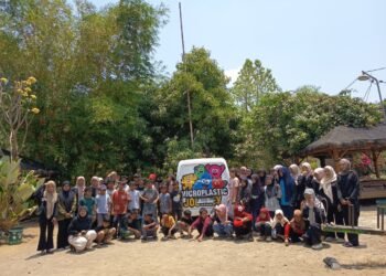 Cetak Agen Perubahan Sejak Dini: Sekolah Alam Ramadhani dan ECOTON Gelar “Detektif Mikroplastik”