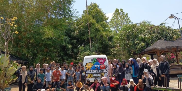 Cetak Agen Perubahan Sejak Dini: Sekolah Alam Ramadhani dan ECOTON Gelar “Detektif Mikroplastik”